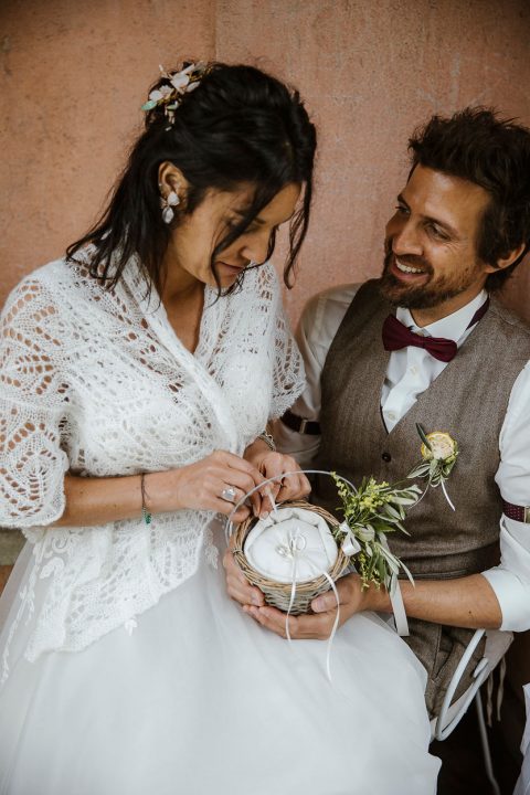 Das Brautpaar mit den floralen Ringkörbchen