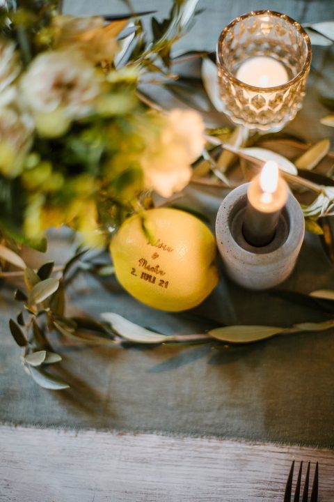 Zitrone mit gelasertem Namen und Hochzeitsdatum des Brautpaares