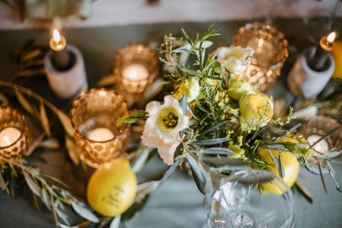 Kerzen und Blumen sorgen für Stimmung auf dem Tisch