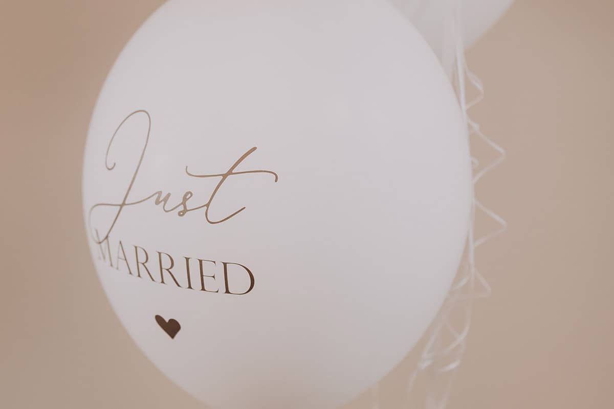 kreationell-dekoration-hochzeit-ballon-just-married-1200x800px